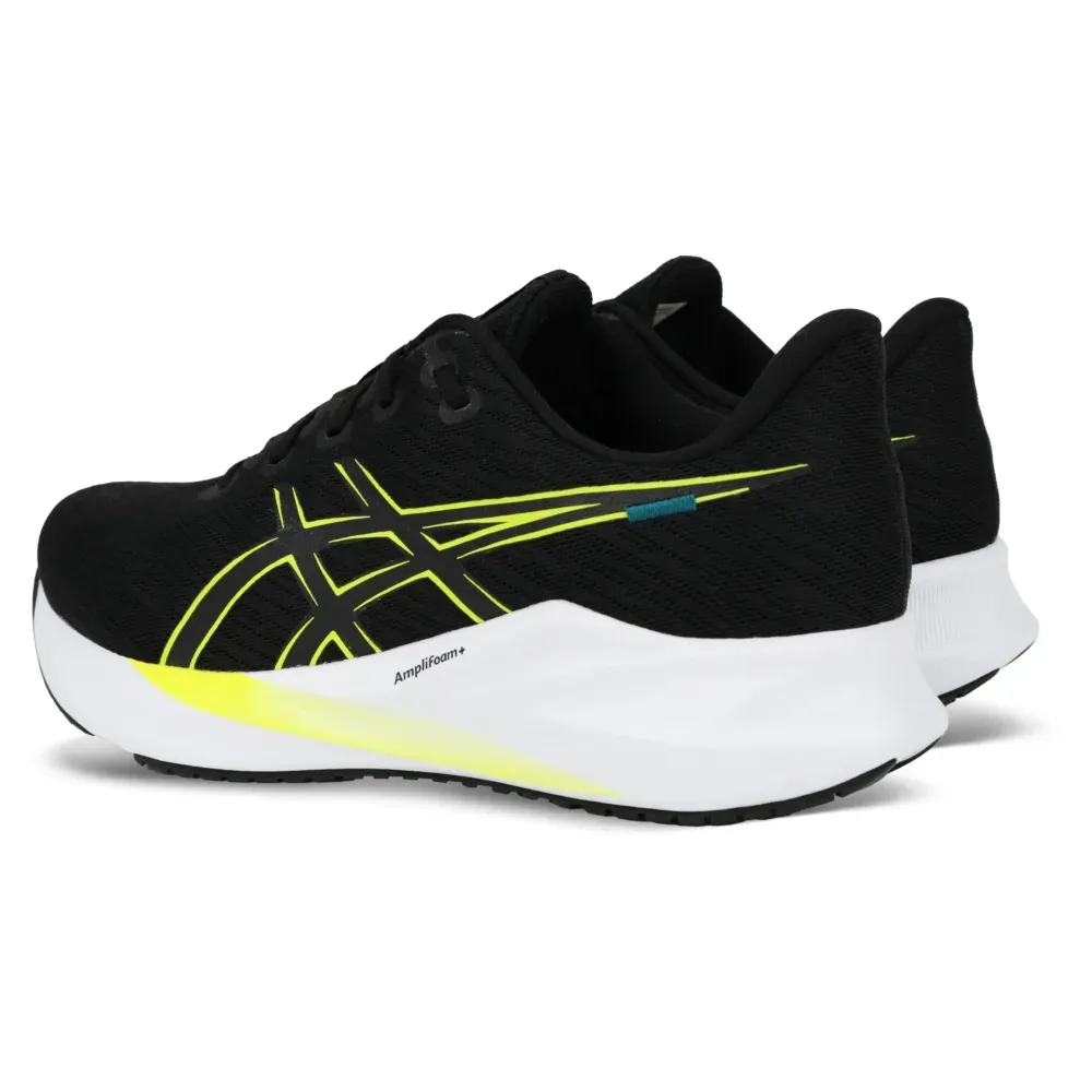 Tênis Asics Versablast 4 masculino preto em fundo branco, vista lateral